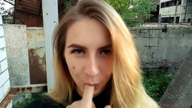 Sokakta kıza sakso çektirip dombaltıyor